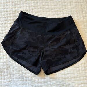 Lululemon black camo shorts size 6 (4 inch inseam)